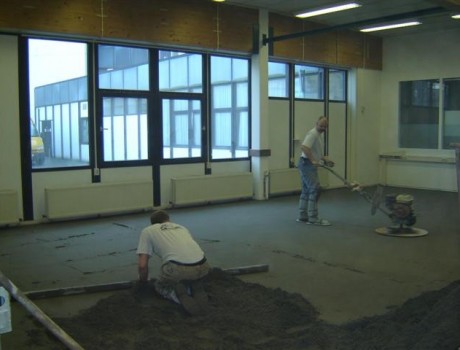Zandcementvloer, werk in uitvoering